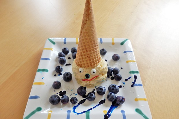 Eisclown mit Heidelbeeren