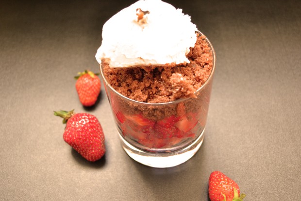 Erdbeer Kuchen im Glas mit Maple Walnut Eis
