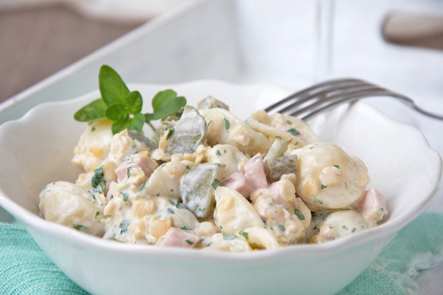 Nudelsalat mit Linsen und Gurkerl