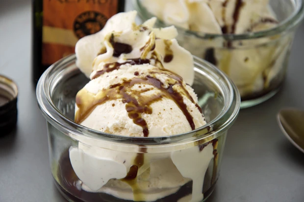 K&uuml;rbiskern&ouml;l Becher mit M&ouml;venpick Eis