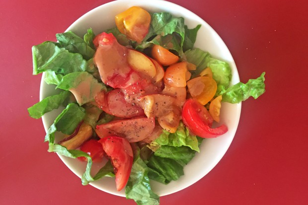 Sommersalat mit Tomaten und Nektarinen