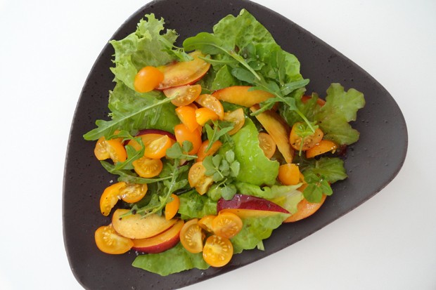 Sommersalat mit Tomaten und Nektarinen