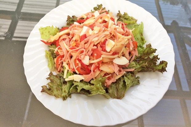 Wurstsalat auf Salatbl&auml;tter