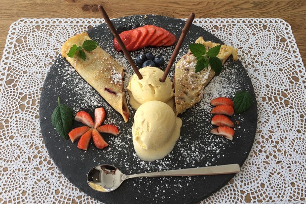 Erdbeerpalatschinken mit Mövenpick Eis
