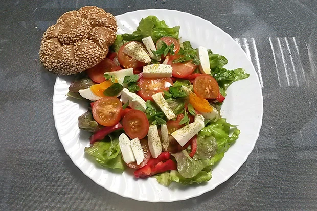 Sommersalat mit Schafk&auml;se