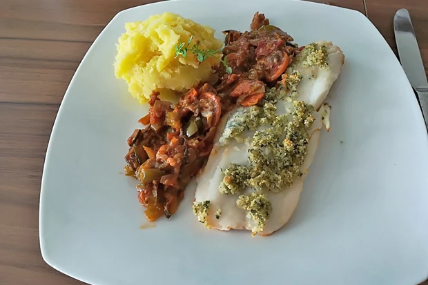 Fischfilet auf Gem&uuml;sebett
