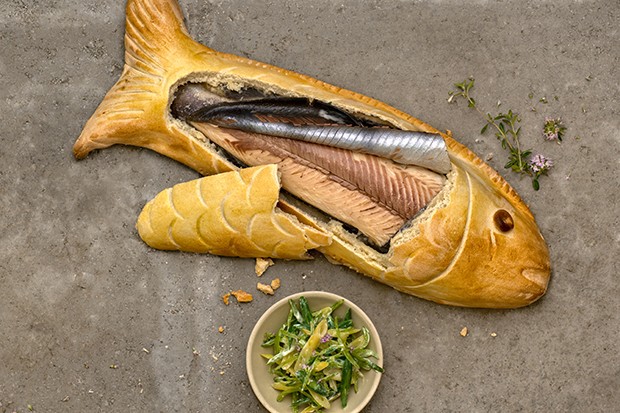 Huchen im Salzteig mit einem Sommerbohnen-Salat