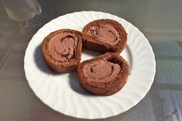 Schoko-Eisroulade mit Schoko Mövenpickeis