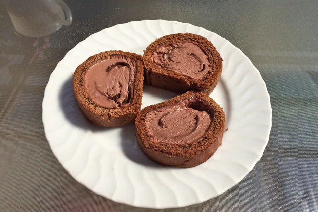 Schoko-Eisroulade mit Schoko M&ouml;venpickeis