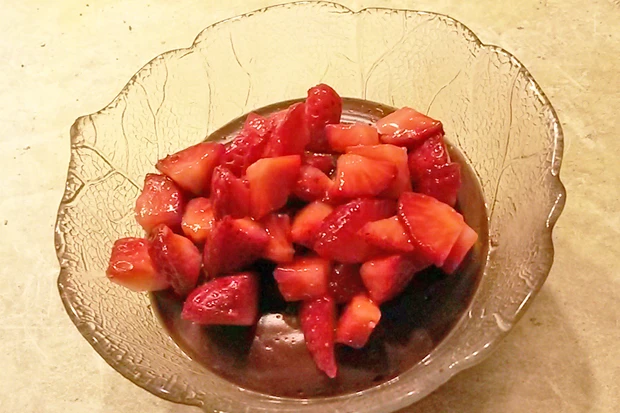 Marinierte Erdbeeren mit Schokoladenpudding