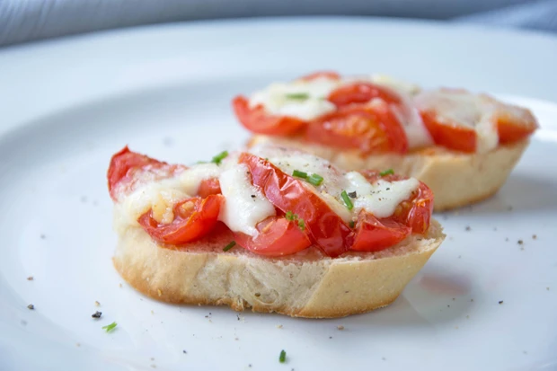 &Uuml;berbackenes Mozzarella Baguette