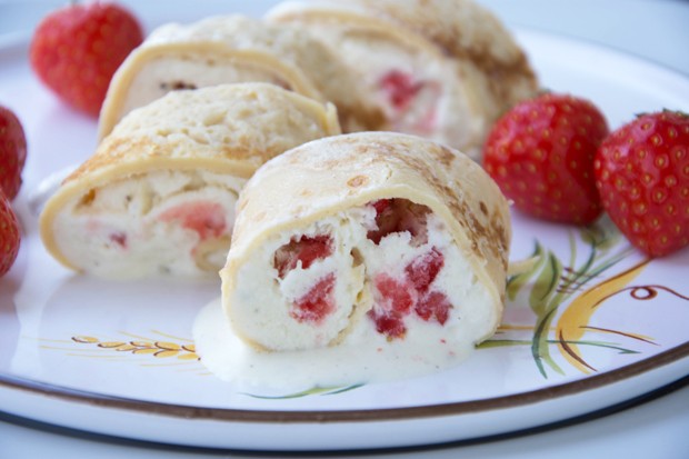 Palatschinkenrolle mit Mövenpickeis