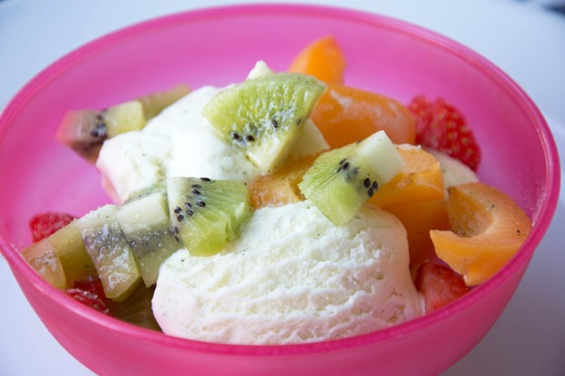 Obstsalatbecher mit Eis - Rezept