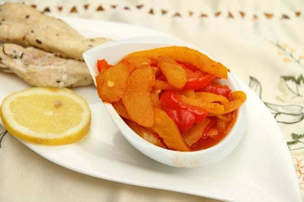 Paprikagem&uuml;se mit Pfirsich, Zimt und Ingwer