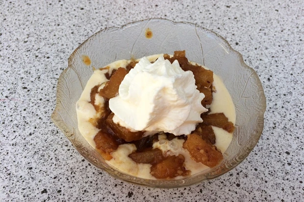Ananasdessert mit Vanille-M&ouml;venpick-Eis