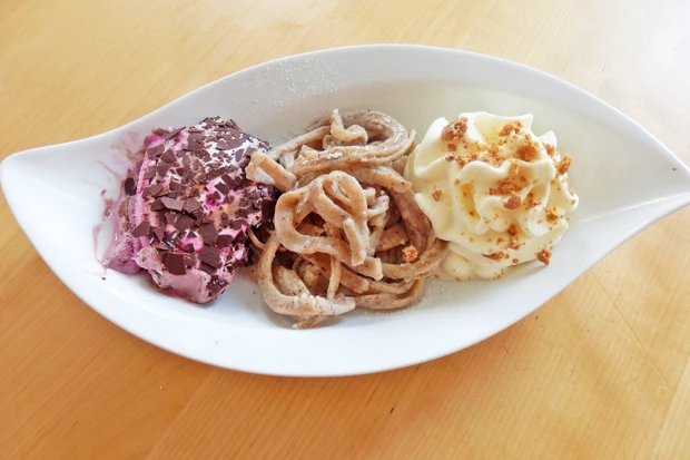 Mandeltagliatelle (aus dem Pastamaker) mit M&ouml;venpick Schwarzw&auml;lder Kirsch Eis