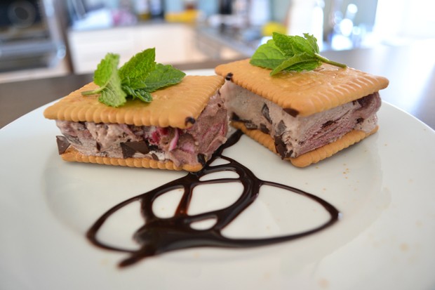 Sandwich Eis mit Mövenpick Schwarzwälder Kirsch