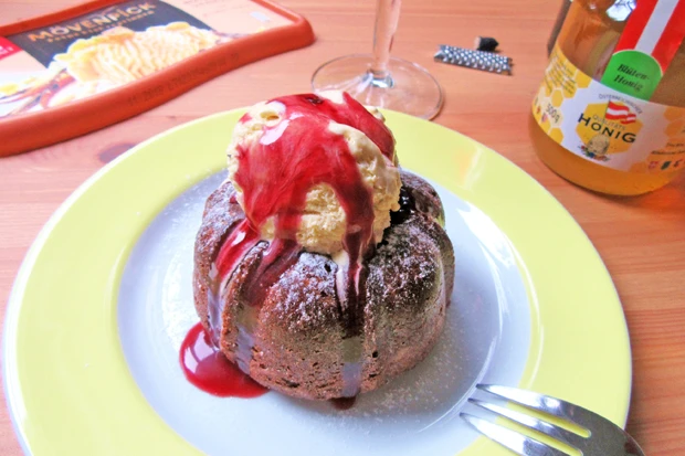 Rotwein-Schoko-Guglhupf mit Vanilleeis und Rotweinsauce