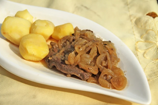 Ged&uuml;nsteter Zwiebelrostbraten mit Salbei