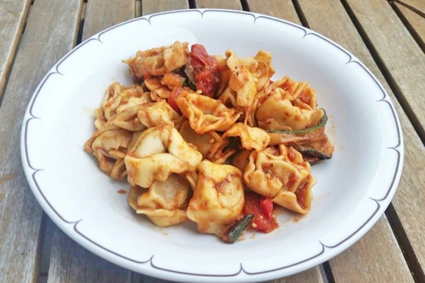 Tortellinisalat mit Zucchini und Cocktailtomaten