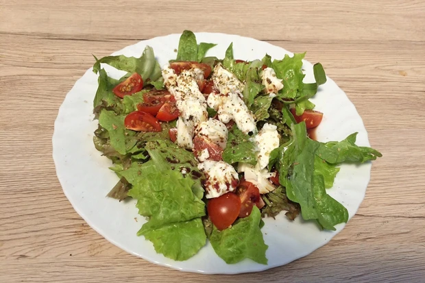 Fitness-Salat mit Schafk&auml;se