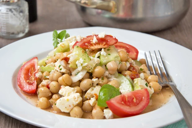 Griechischer Kichererbsensalat mit Feta