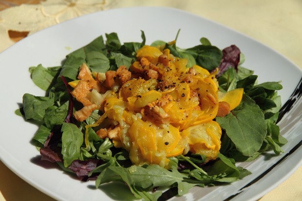 Salat mit Eierschwammerl und gelber Zucchini