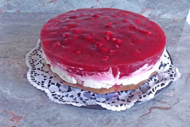 Himbeer-Frischk&auml;se-Torte auf Vollkorn-M&uuml;rbteigboden