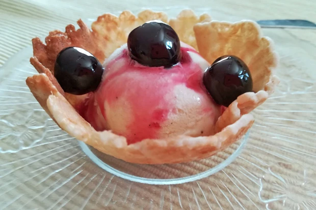 Waffelschale mit Eis