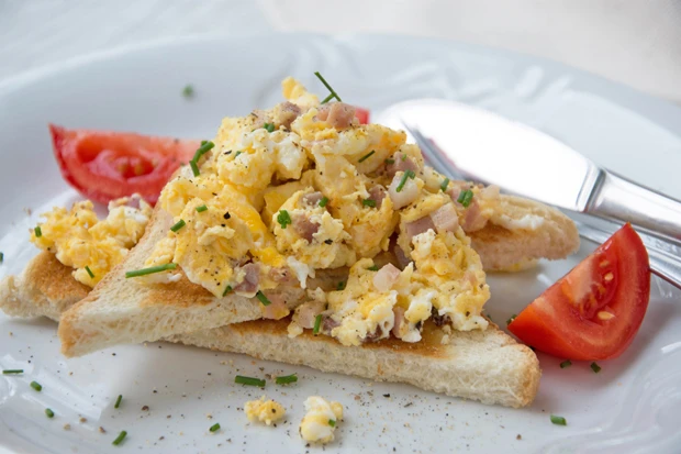 Speck-R&uuml;hrei-Toast