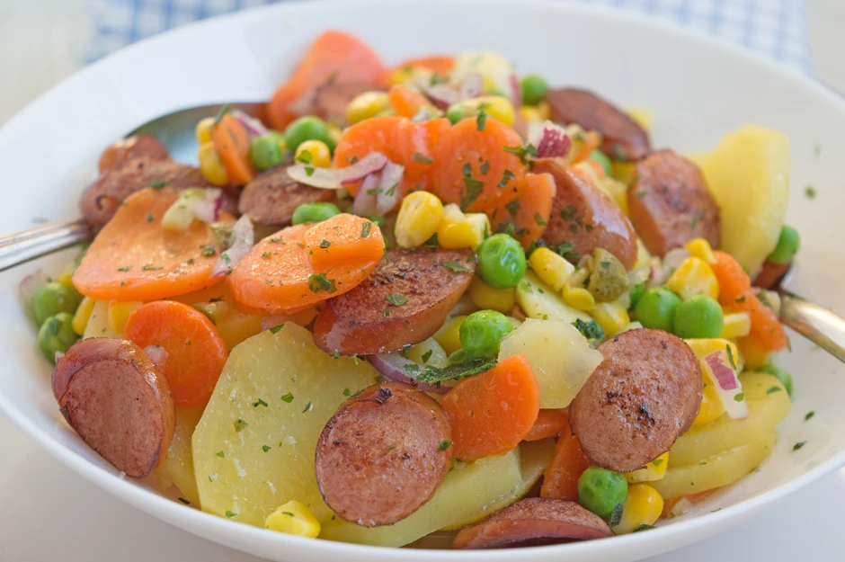 Bunter Kartoffelsalat mit W&uuml;rstchen