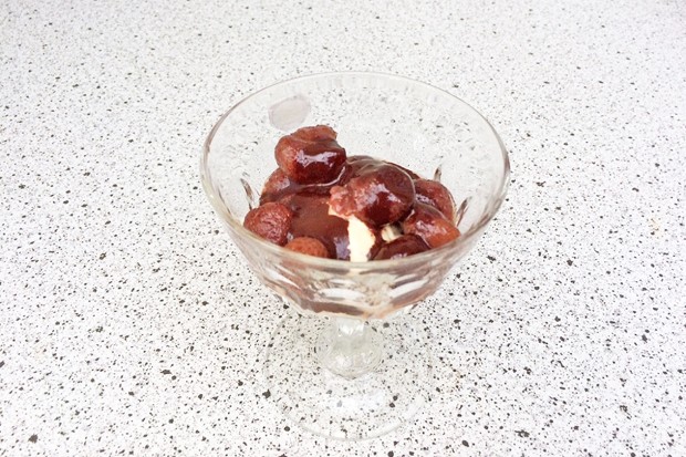 Vanilleeis mit Likörerdbeeren