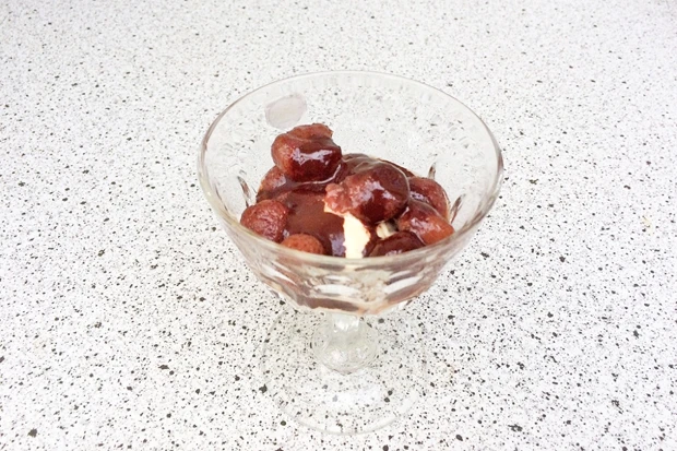 Vanilleeis mit Lik&ouml;rerdbeeren