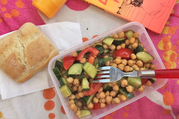 Salat mit Kichererbsen, Tomaten und Zucchini