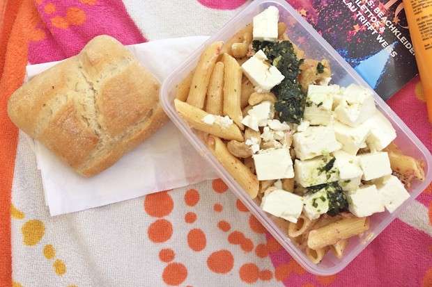 Pastasalat mit Feta und Cashews
