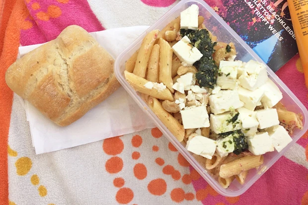 Pastasalat mit Feta und Cashews