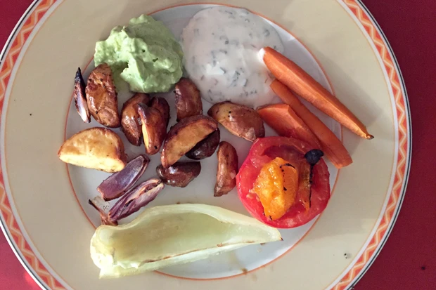 Vegetarisches Ofengem&uuml;se mit Guacamole & Kr&auml;utersauce