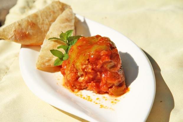 Paprika orientalisch gefüllt mit Tomaten-Zimt-Sauce