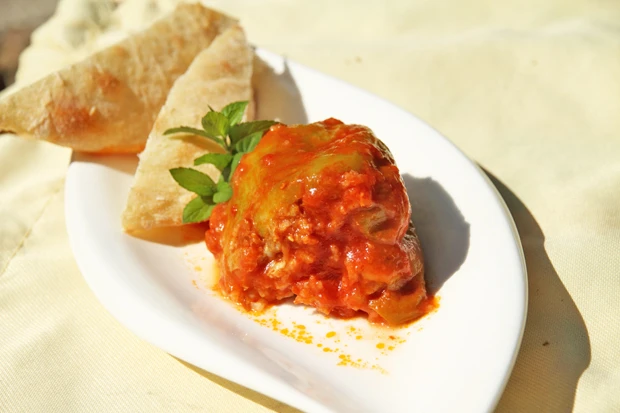 Paprika orientalisch gefüllt mit Tomaten-Zimt-Sauce