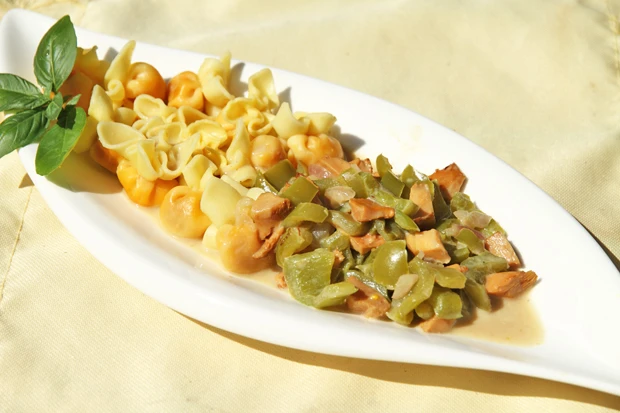 Pasta mit Eierschwammerl und Paprika