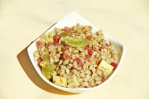 Rollgersten - Salat mit Schinken, K&auml;se und Trauben