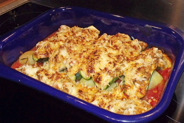 &Uuml;berbackener Zucchiniauflauf in Tomatensauce
