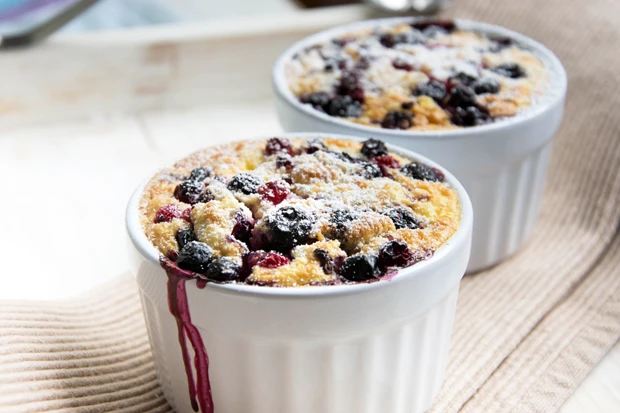 Heidelbeer-Topfensouffl&eacute; im F&ouml;rmchen
