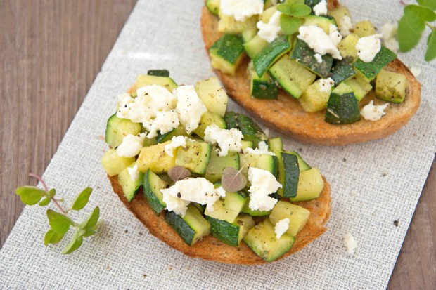 Zucchinibrote mit Feta