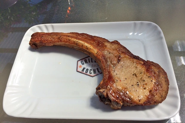 Tomahawk Steak vom Schwein