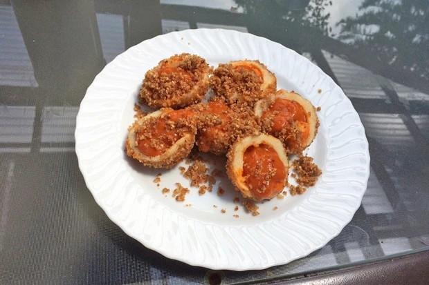 Marillenkn&ouml;del mit ger&ouml;steten Mandelbr&ouml;sel