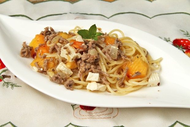 Spaghetti mit Nektarine, Faschiertem und Feta