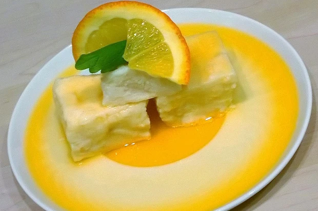 Grie&szlig;w&uuml;rfel mit Orangensirup