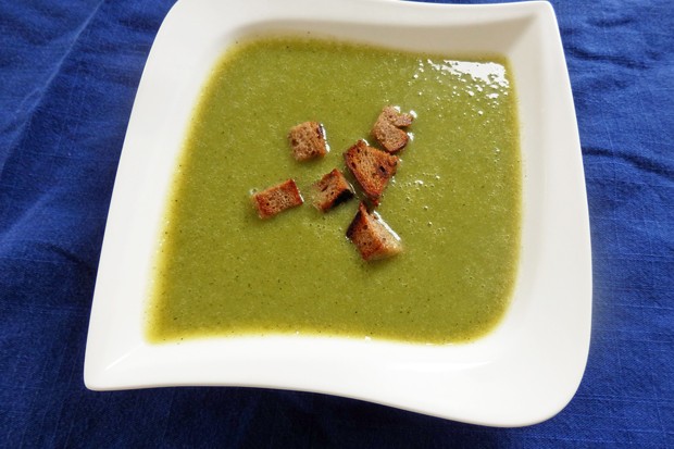 Kartoffel-Zucchini Suppe mit Schwarzbrotwürfel