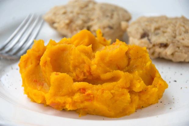 K&uuml;rbisp&uuml;ree mit Pastinaken und Kartoffel